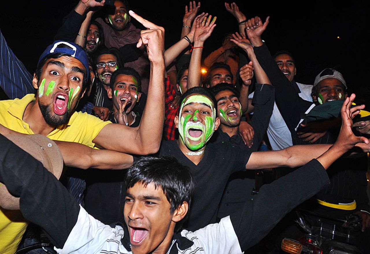 Ecstatic fans in Lahore celebrate Pakistan's Asia Cup win, Lahore, March 22, 2012