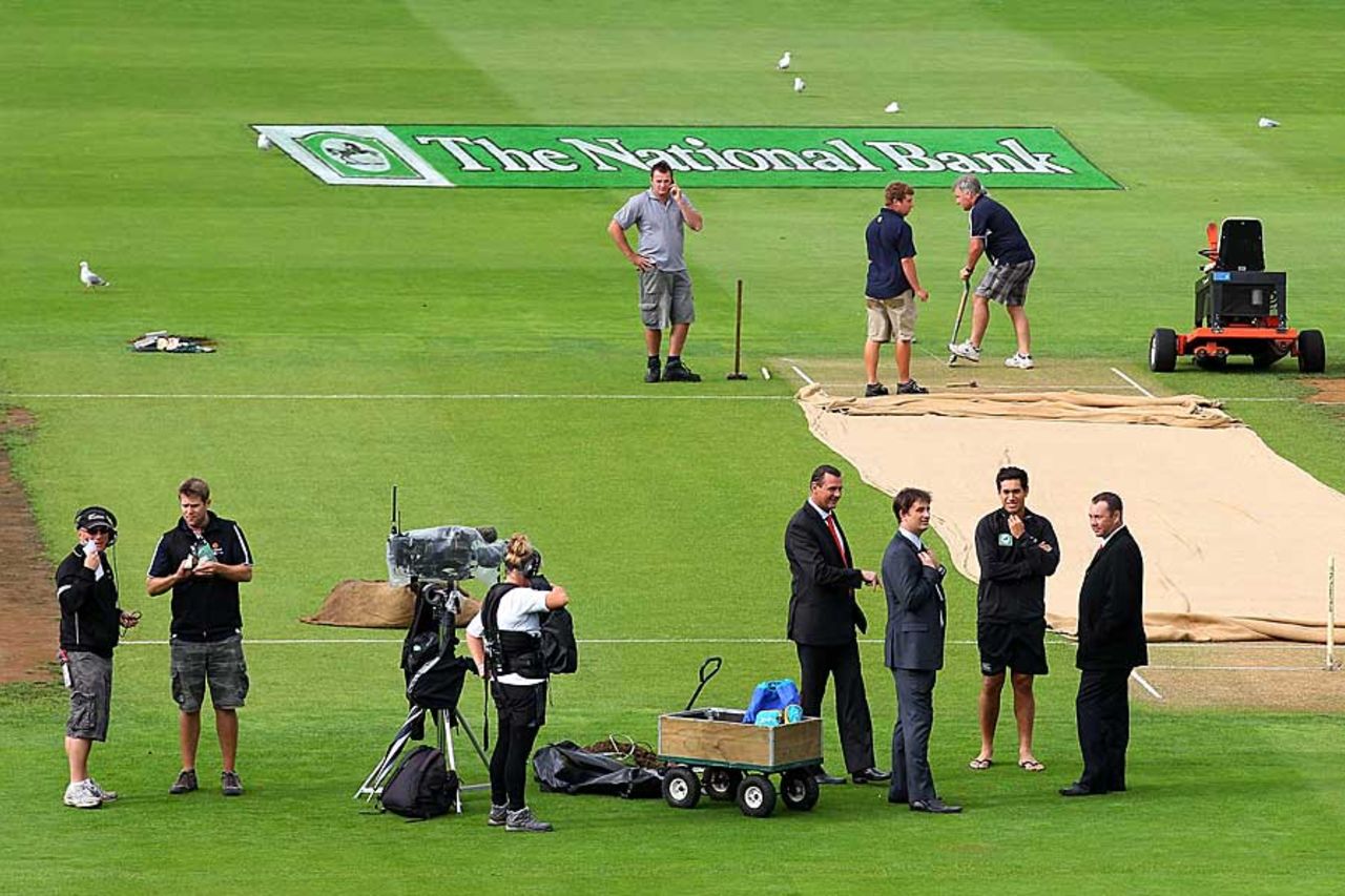 Ross Taylor, Simon Doull, Shane Bond and Craig McMillan have a chat, New Zealand v South Africa, 3rd Test, Wellington, 1st day, March 23, 2012