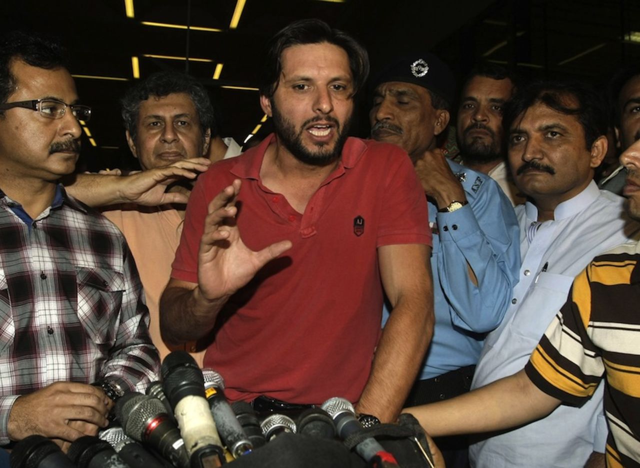 Shahid Afridi speaks to reporters after getting into a scuffle at the airport, Karachi, March 23, 2012