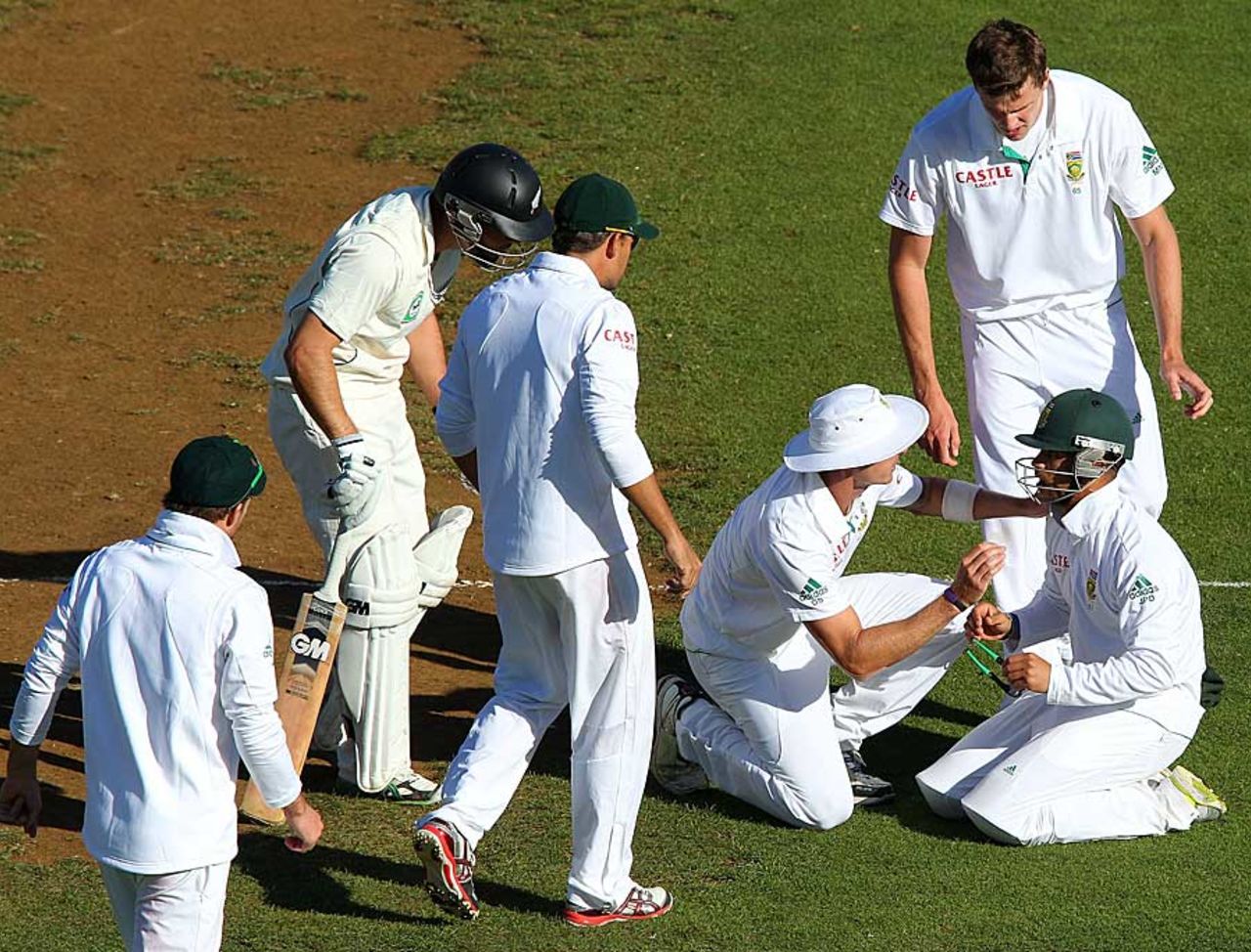 JP Duminy was struck on the helmet while fielding at forward short leg, New Zealand v South Africa, 3rd Test, Wellington, 3rd day, March 25, 2012
