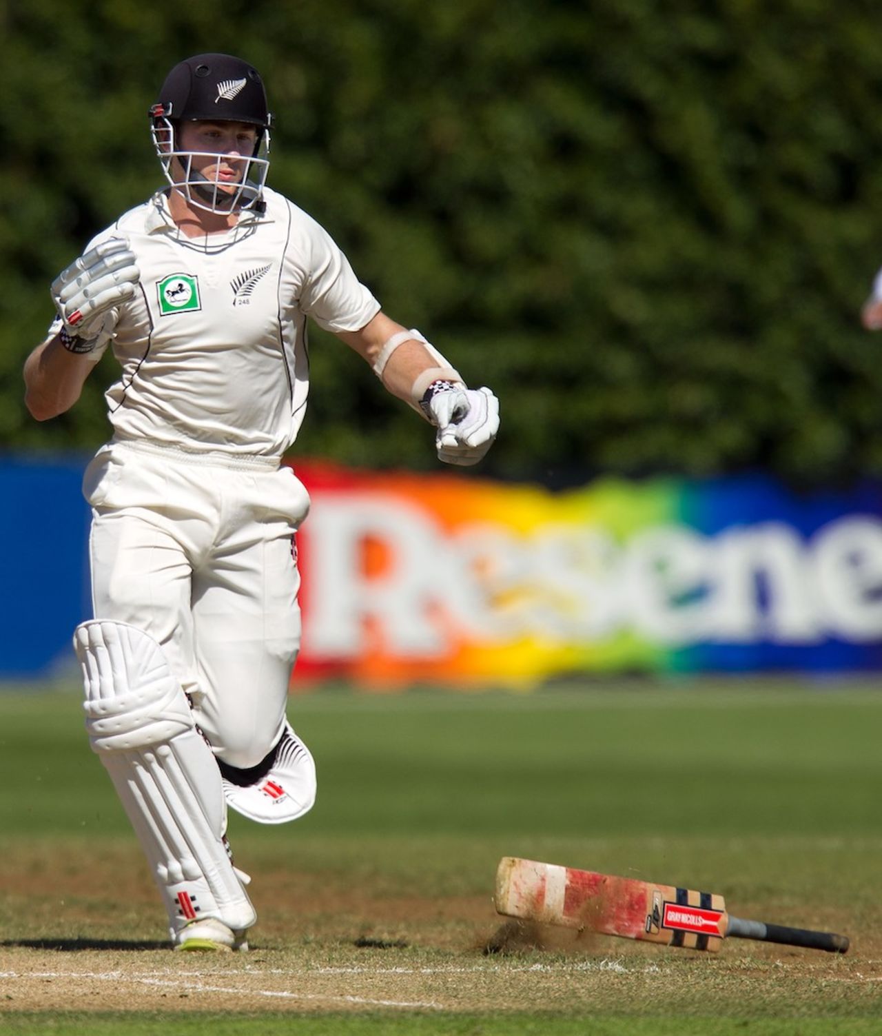 Kane Williamson drops his bat while running, New Zealand v South Africa, 3rd Test, Wellington, 5th day, March 27, 2012