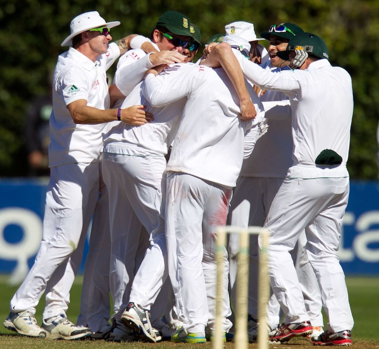 Morne Morkel is mobbed by his team-mates, New Zealand v South Africa, 3rd Test, Wellington, 5th day, March 27, 2012