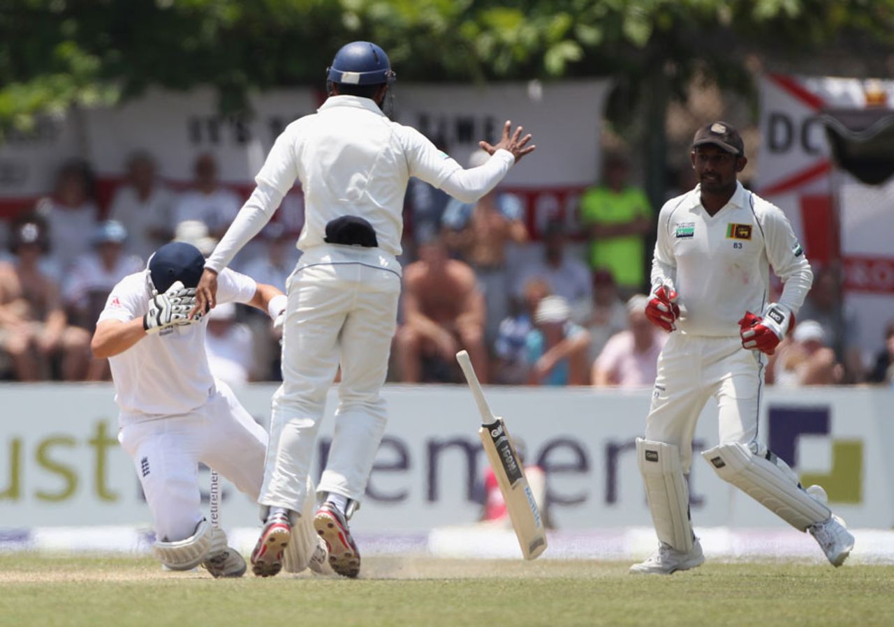 Jonathan Trott's misery is compounded by ending up in a heap after being stumped, Sri Lanka v England, 1st Test, Galle, 2nd day, March 27, 2012
