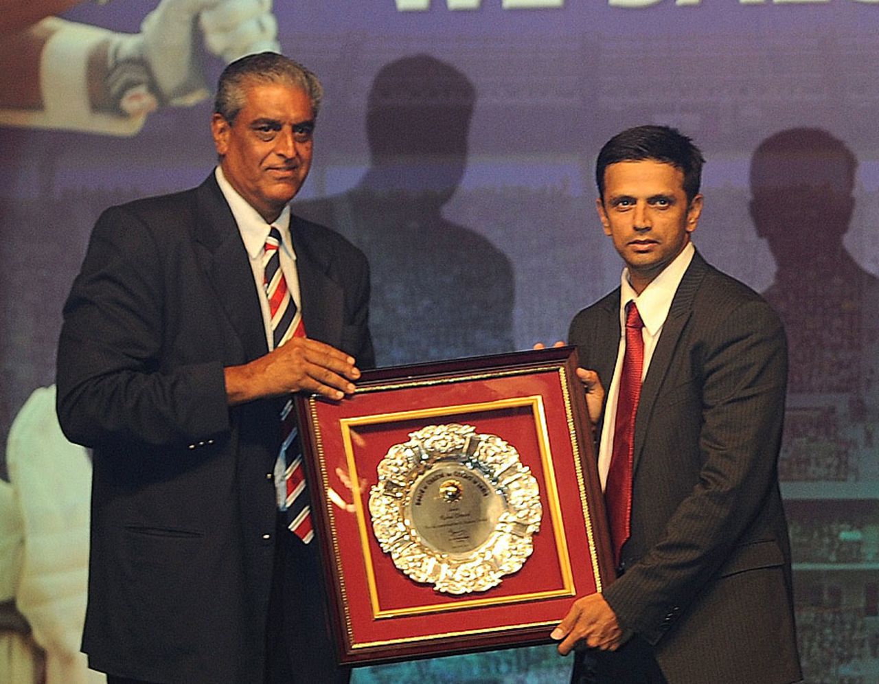 Rahul Dravid receives a memento from BCCI secretary Sanjay Jagdale, Mumbai, March 27, 2012