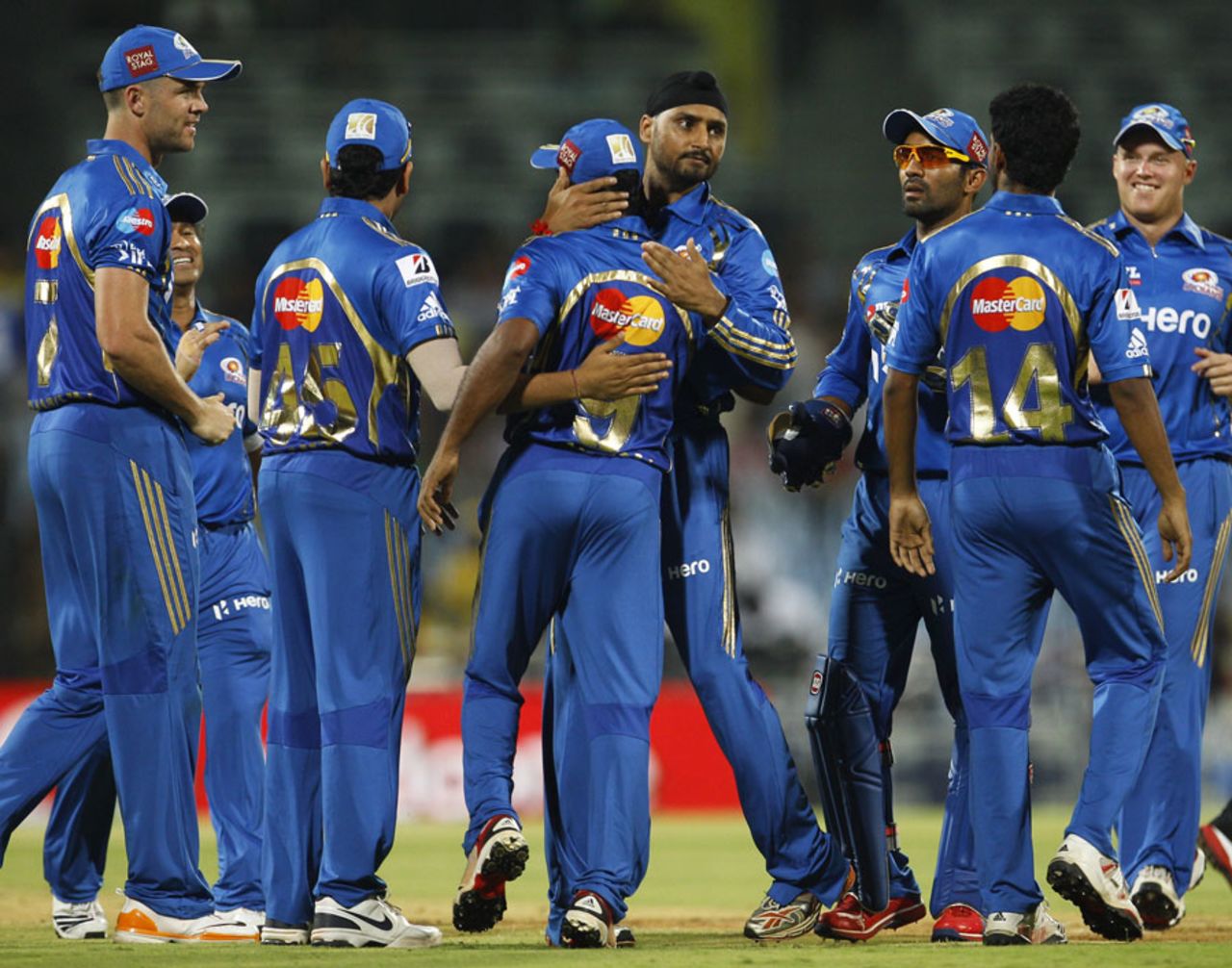 Mumbai Indians get together after an early wicket, Super Kings v Mumbai Indians, IPL 2012, Chennai, April 4, 2012