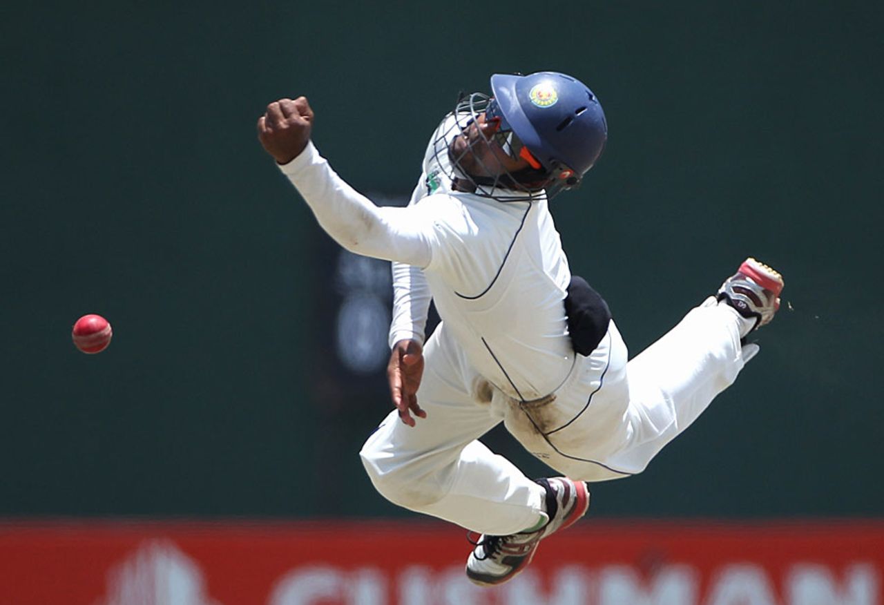 Lahiru Thirimanne makes a brave attempt at taking a bat-pad catch, Sri Lanka v England, 2nd Test, Colombo, P Sara Oval, 3rd day, April 5, 2012