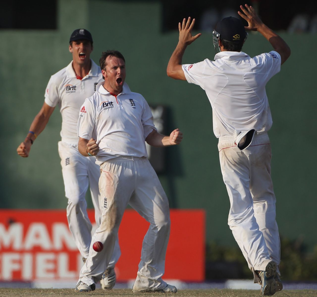Graeme Swann celebrates the wicket of Thilan Samaraweera, Sri Lanka v England, 2nd Test, Colombo, P Sara Oval, 4th day, April 6, 2012