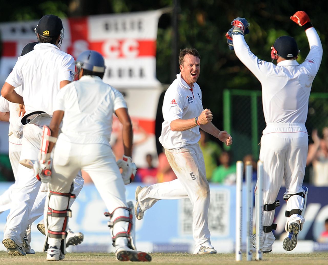 Graeme Swann bowled Suraj Randiv for a duck, Sri Lanka v England, 2nd Test, Colombo, P Sara Oval, 4th day, April 6, 2012