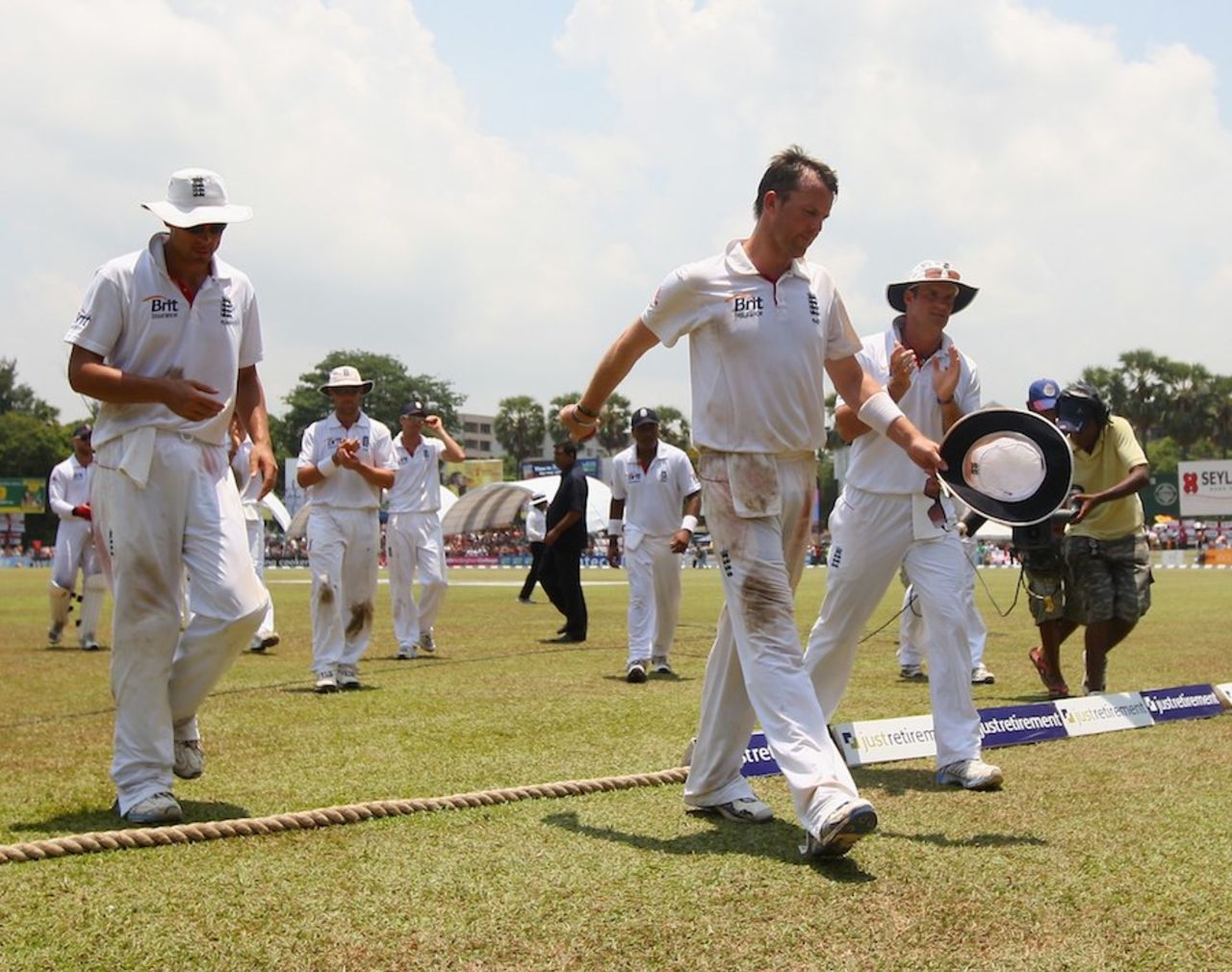 Graeme Swann leads his team off the field, Sri Lanka v England, 2nd Test, Colombo, P Sara Oval, 5th day, April 7, 2012