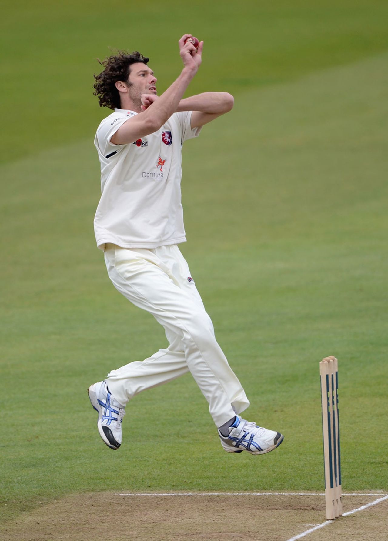Charlie Shreck bowls as Kent forced Yorkshire to follow-on, Yorkshire v Kent, Headingley, 4th Day, April, 8, 2012