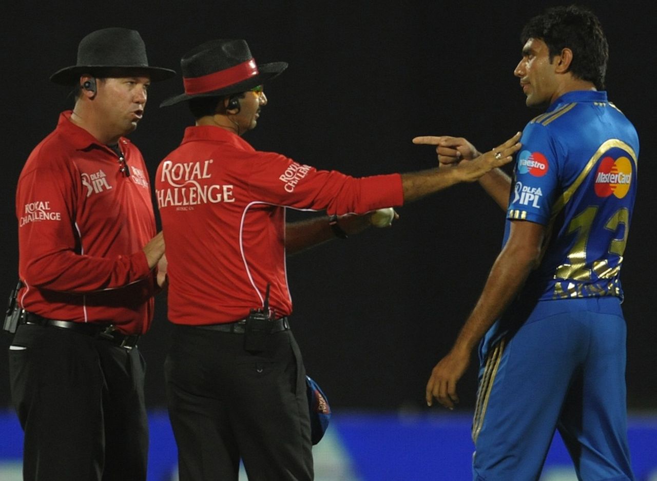 Munaf Patel argues with the umpires, Deccan Chargers v Mumbai Indians, IPL 2012, Visakhapatnam, April 9, 2012