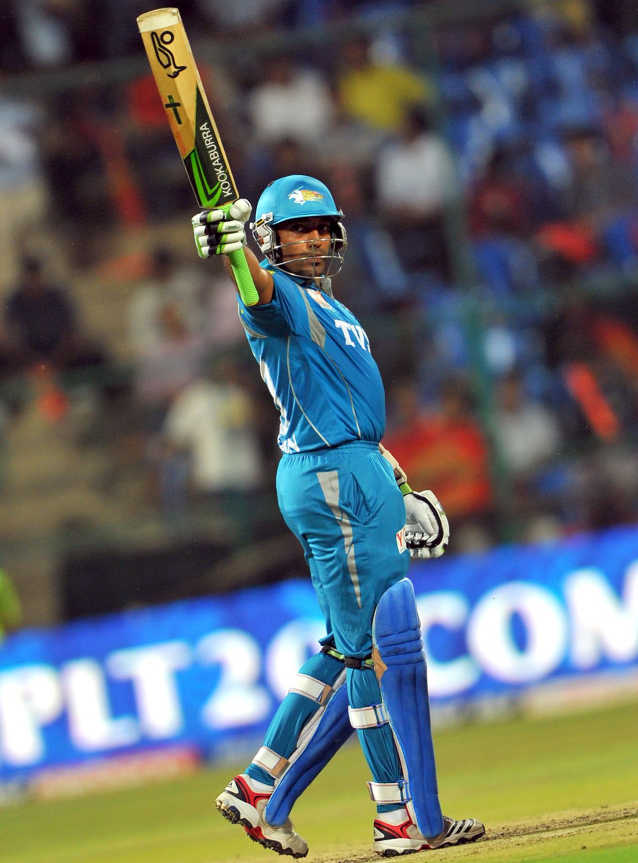 Robin Uthappa acknowledges the applause for his fifty, Royal Challengers Bangalore v Pune Warriors, IPL, Bangalore, April 17, 2012