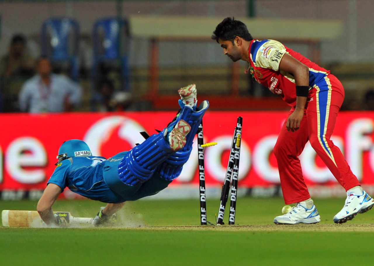 Steven Smith is run out by Vinay Kumar, Royal Challengers Bangalore v Pune Warriors, IPL, Bangalore, April 17, 2012