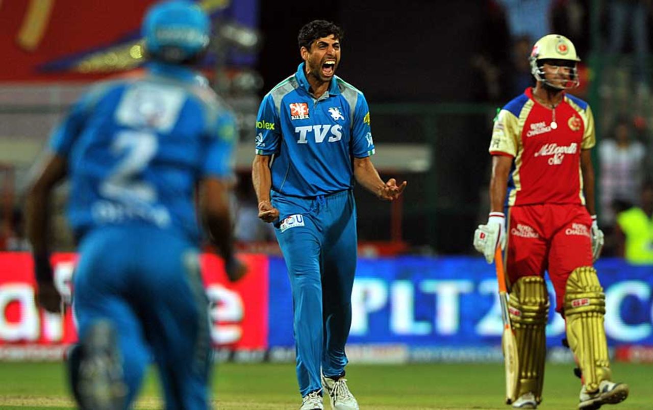 Ashish Nehra dismissed Chris Gayle but conceded 24 in the final over of the game, Royal Challengers Bangalore v Pune Warriors, IPL, Bangalore, April 17, 2012
