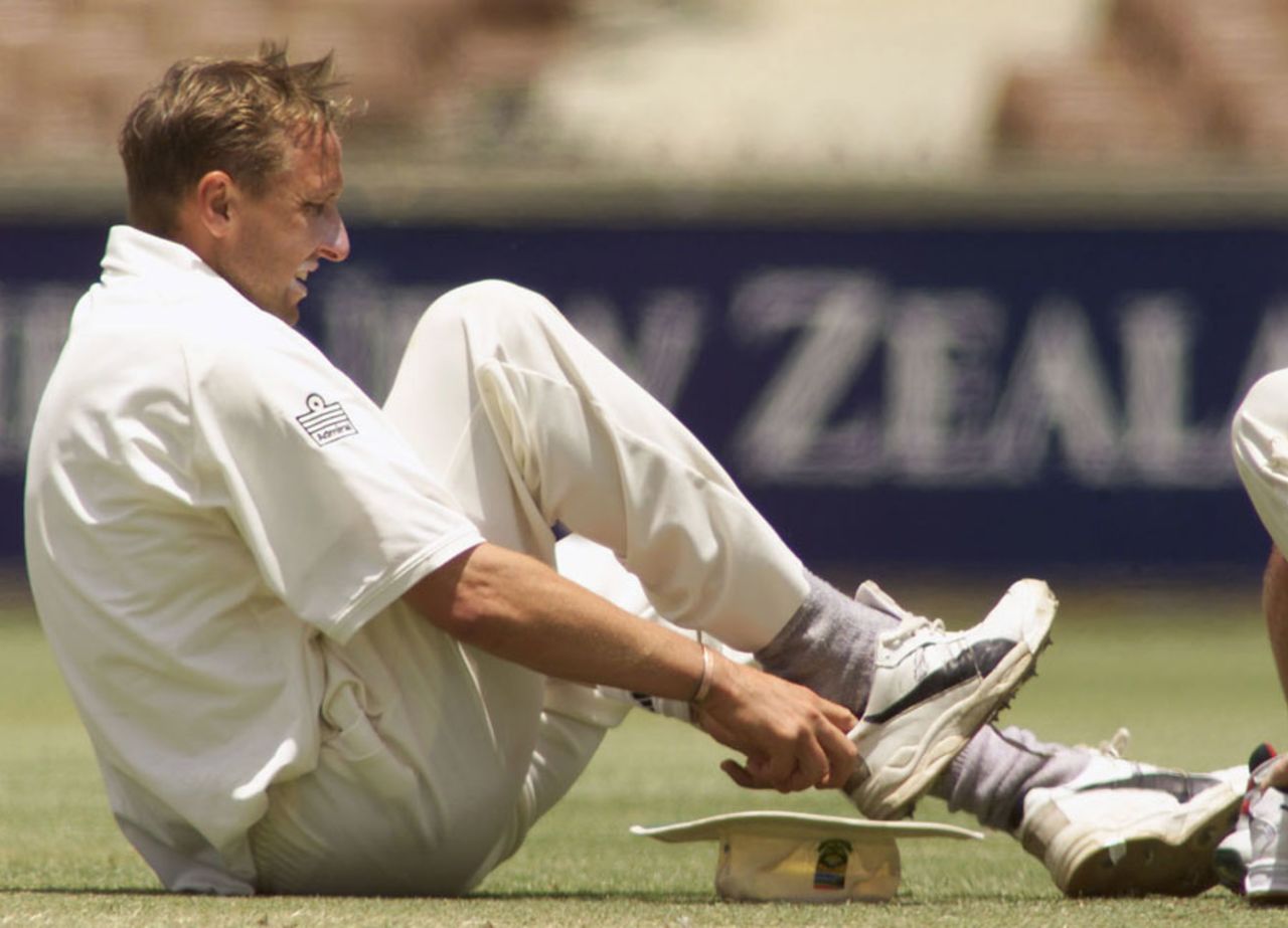 Allan Donald changes his boots, Western Australia v South Africans, WACA, 3rd day, December 9, 2001