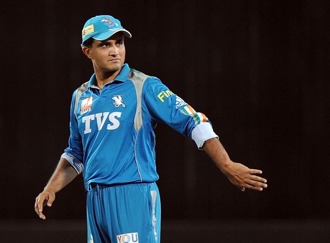 Sourav Ganguly makes a change in the field, Pune Warriors v Deccan Chargers, IPL, Pune, April 26, 2012