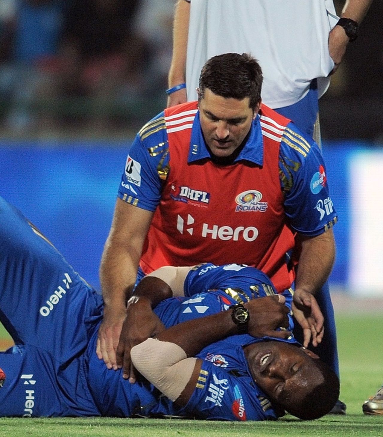 Kieron Pollard injured himself while fielding, Delhi Daredevils v Mumbai Indians, IPL, Delhi, April 27, 2012
