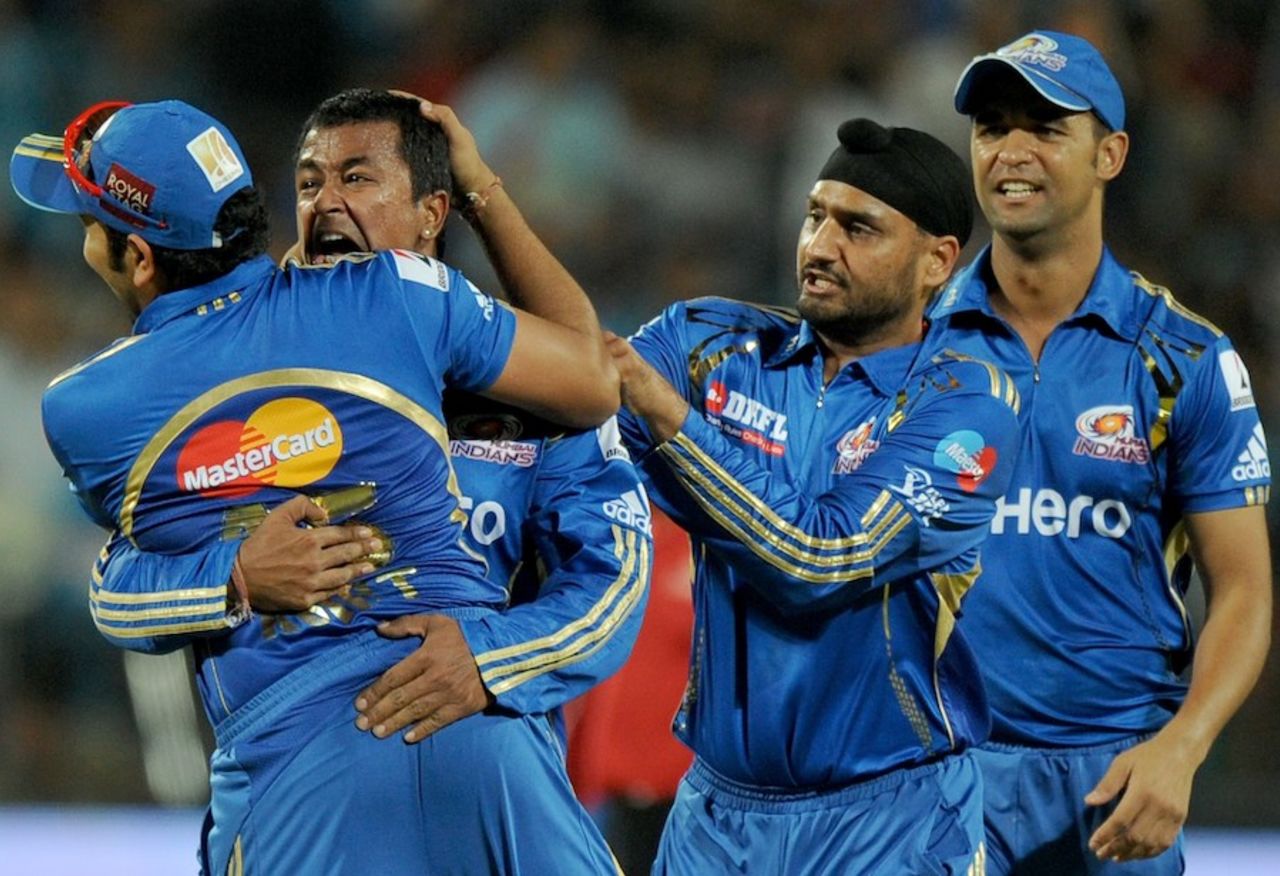 Pragyan Ojha celebrates Steven smith's wicket, Pune Warriors v Mumbai Indians, IPL, Pune, May 3, 2012