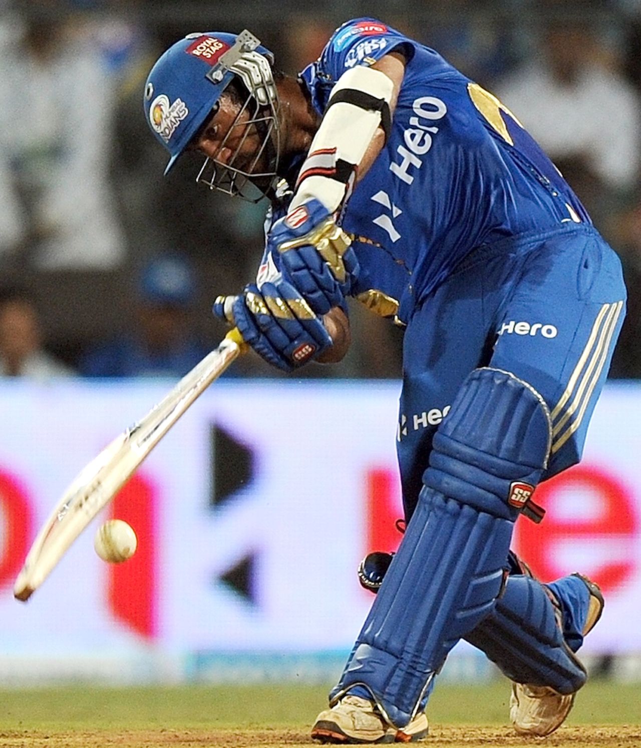 Dinesh Karthik top-scored for Mumbai Indians, Mumbai Indians v Royal Challengers Bangalore, Mumbai, IPL, May 9, 2012 