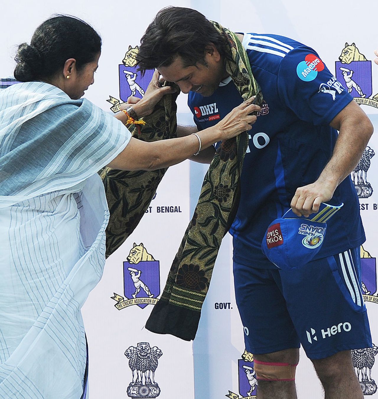 Mamata Banerjee honours Sachin Tendulkar for scoring 100 international centuries, Kolkata, May 12, 2012