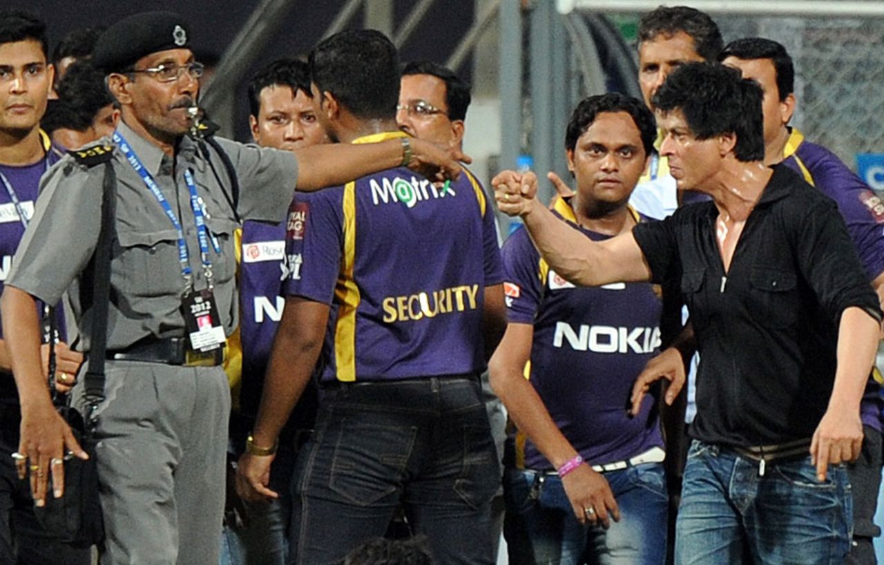 Shah Rukh Khan has an argument with a security guard, Mumbai Indians v Kolkata Knight Riders, IPL, Mumbai, May 16, 2012