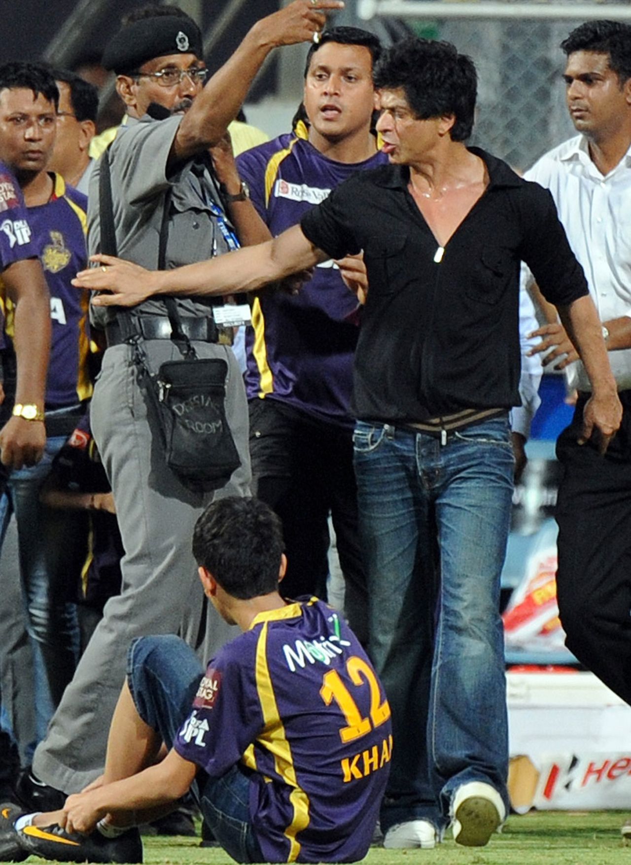 Shah Rukh Khan tries to make his way into the field, Mumbai Indians v Kolkata Knight Riders, IPL, Mumbai, May 16, 2012