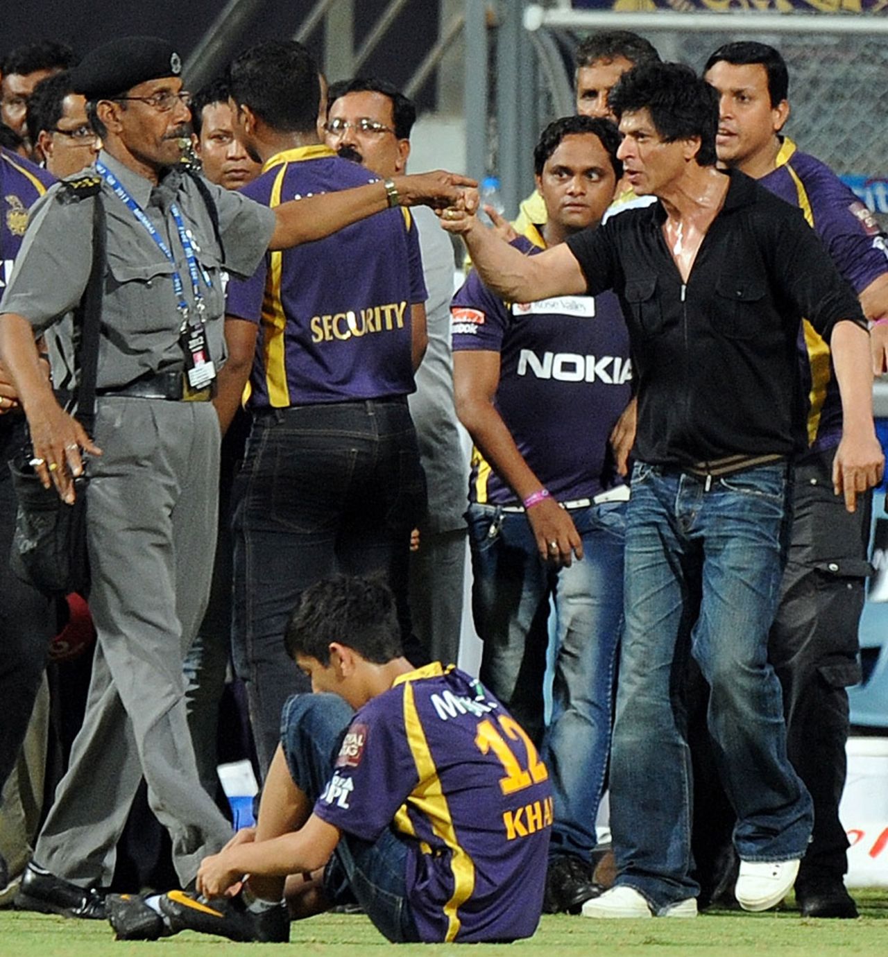 A peeved Shah Rukh Khan argues with a security guard, Mumbai Indians v Kolkata Knight Riders, IPL, Mumbai, May 16, 2012