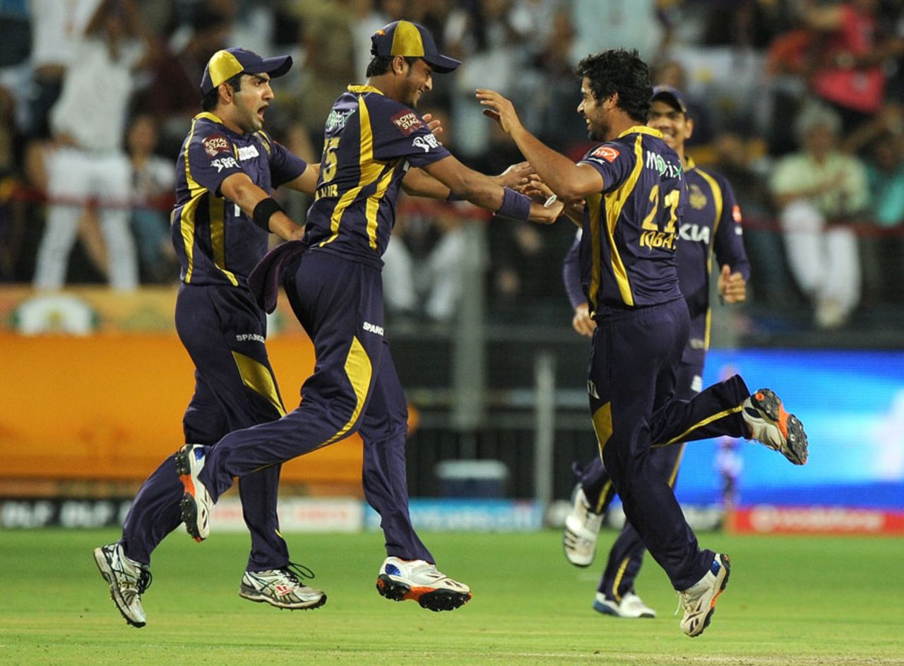 Knight Riders get together to celebrate a wicket, Delhi Daredevils v Kolkata Knight Riders, 1st qualifier, IPL 2012, Pune, May 22, 2012