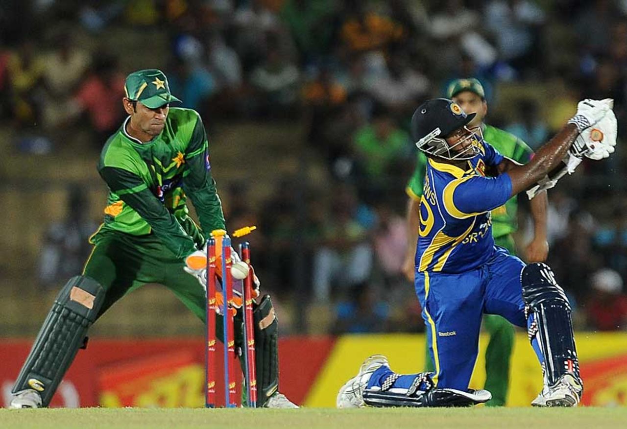 Angelo Mathews swings and misses, Sri Lanka v Pakistan, 1st T20I, Hambantota