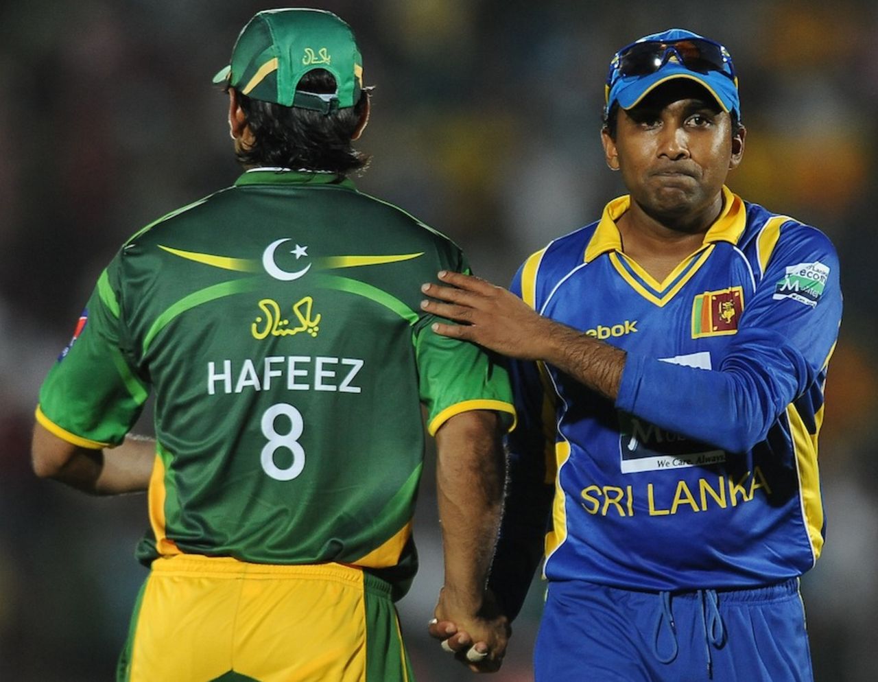 Mahela Jayawardene shakes Mohammad Hafeez's hand, Sri Lanka v Pakistan, 1st T20I, Hambantota