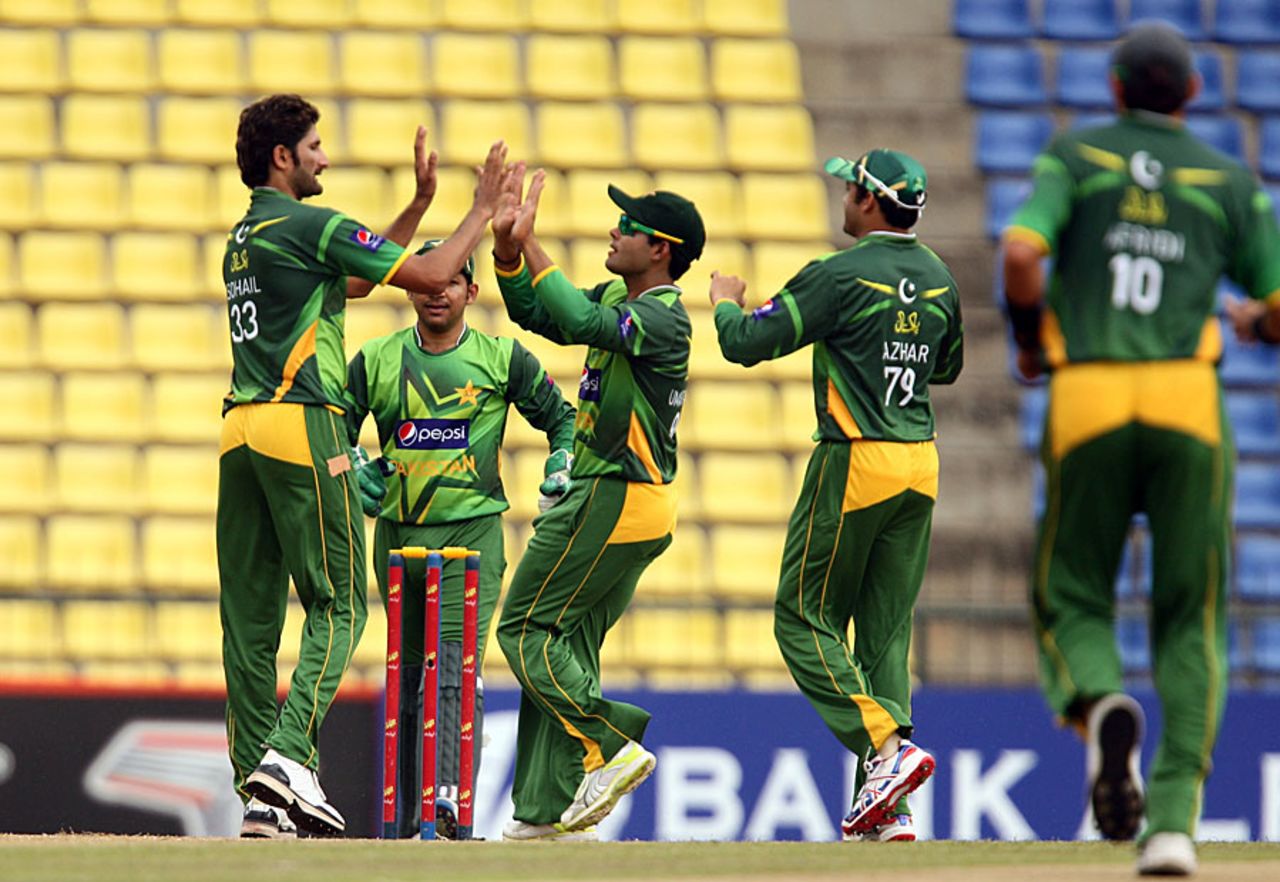 Pakistan get together after the wicket of Upul Tharanga, Sri Lanka v Pakistan, 2nd ODI, Pallekele, June 9, 2012