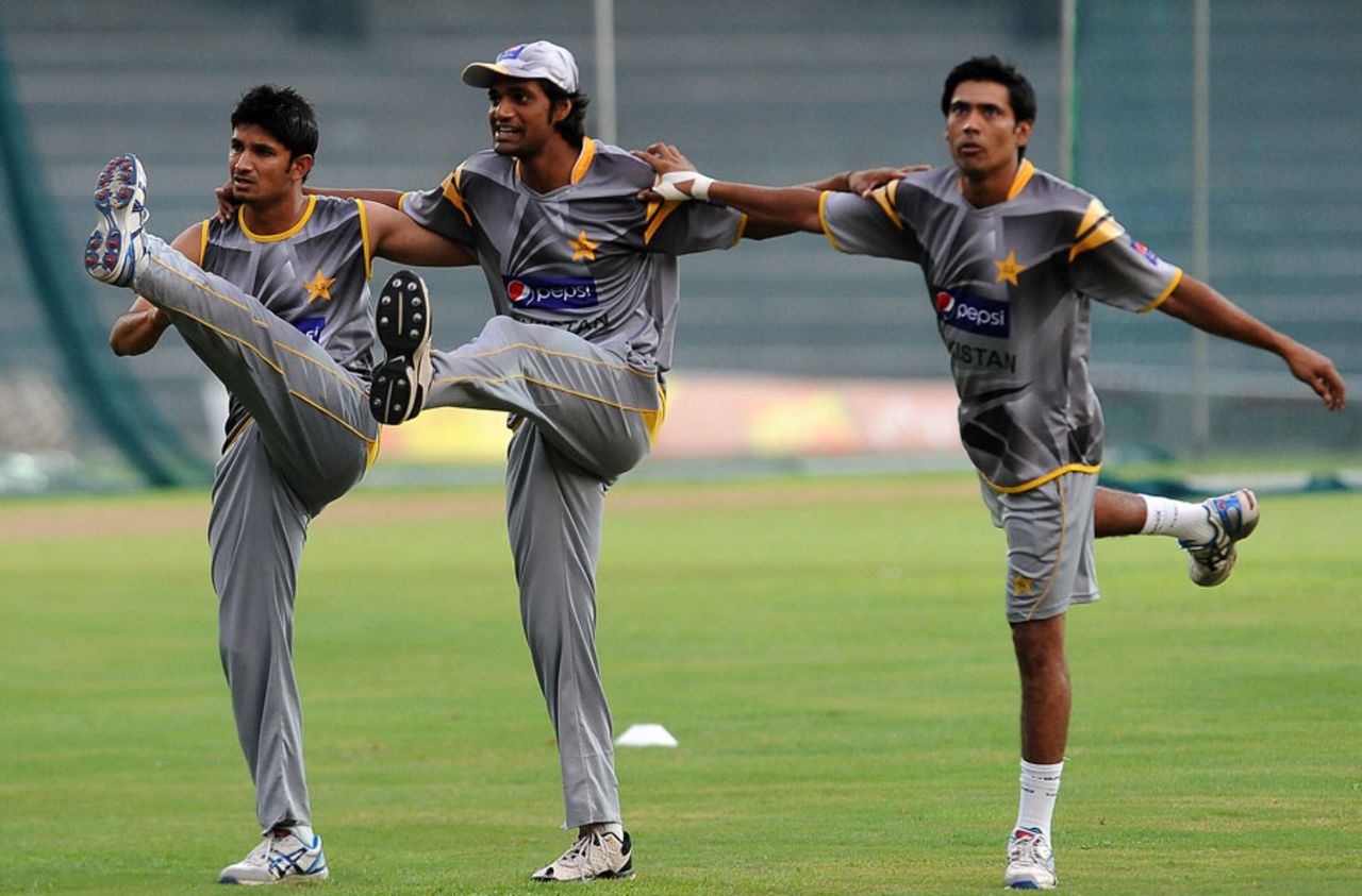 Aizaz Cheema, Rahat Ali and Mohammad Sami stretch, Colombo, June 12, 2012