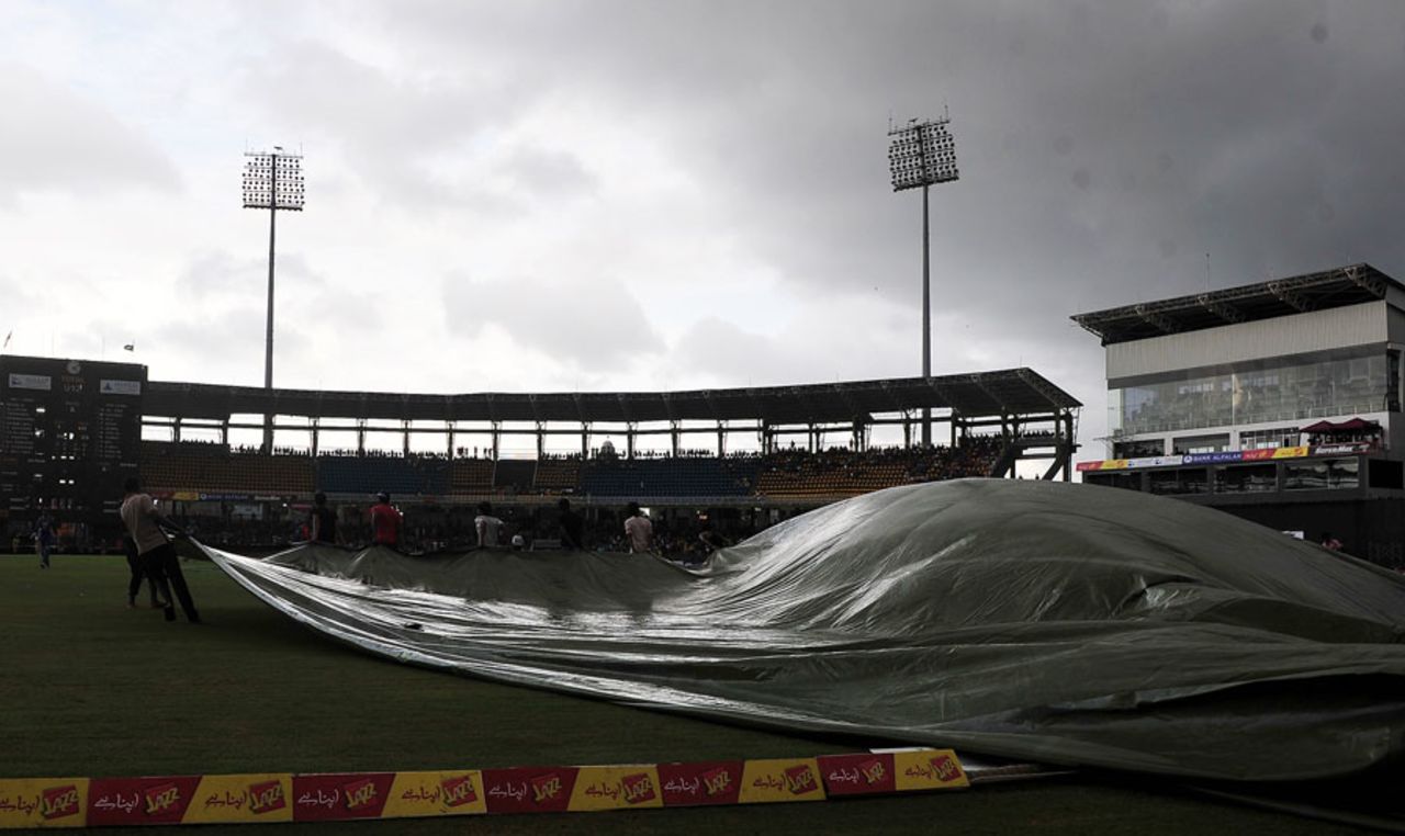 The covers come on at the R Premadasa Stadium, Sri Lanka v Pakistan, 3rd ODI, Colombo, June 13, 2012