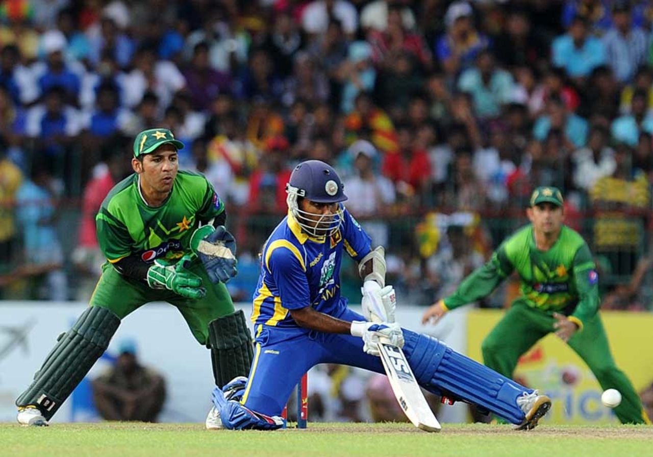 Mahela Jayawardene scoops one , Sri Lanka v Pakistan, 4th ODI, Colombo, June 16, 2012