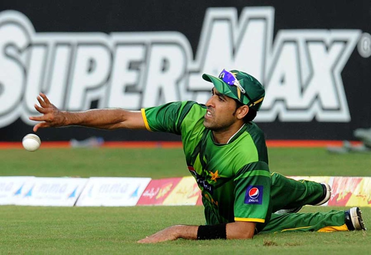 Umar Gul tries to stop the ball, Sri Lanka v Pakistan, 4th ODI, Colombo, June 16, 2012