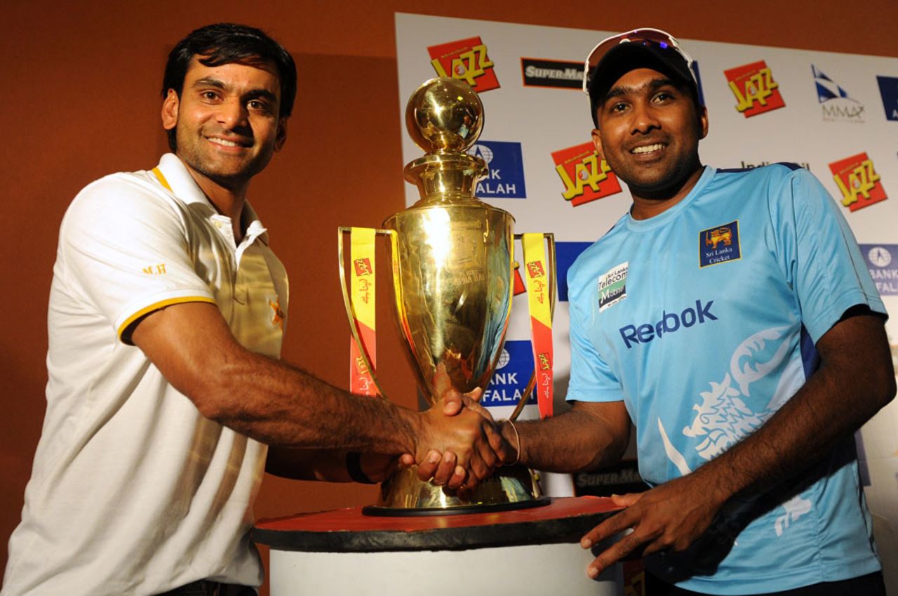 Mohammad Hafeez and Mahela Jayawardene with the Test series' trophy, Galle, June 21, 2012