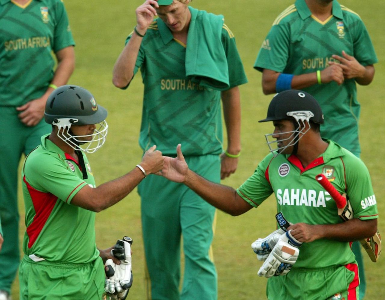 Mashrafe Mortaza and Ziaur Rahman celebrate victory off the penultimate ball, Bangladesh v South Africa, T20 tri-series, Harare, June 22, 2012