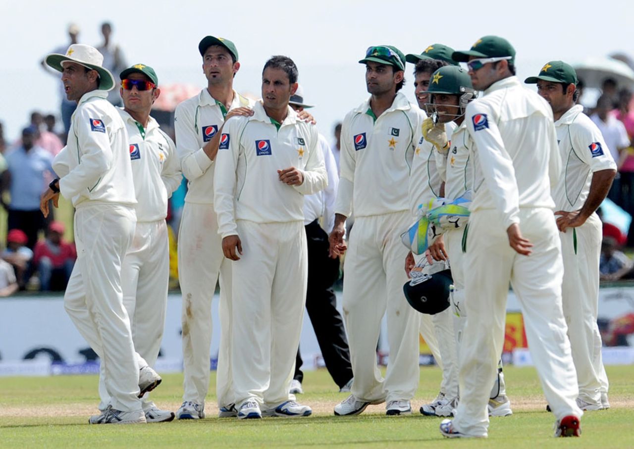 Pakistan get together after Suraj Randiv's dismissal, Sri Lanka v Pakistan, 1st Test, Galle, 2nd day, June 23, 2012