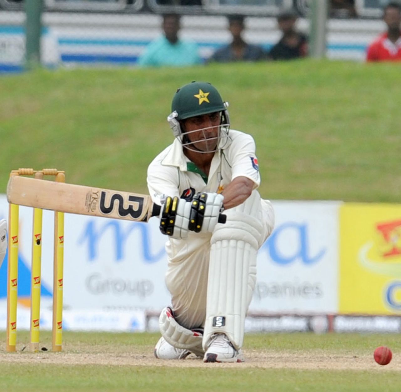 Younis Khan battled through the morning session, Sri Lanka v Pakistan, 1st Test, Galle, 4th day, June 25, 2012