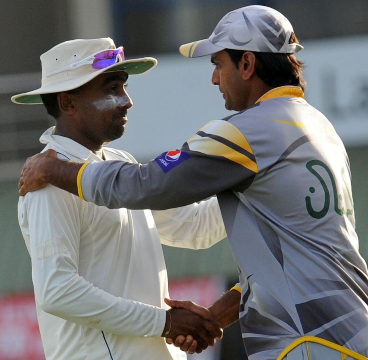 Mahela Jayawardene and Mohammad Hafeez shake hands, Sri Lanka v Pakistan, 1st Test, Galle, 4th day, June 25, 2012