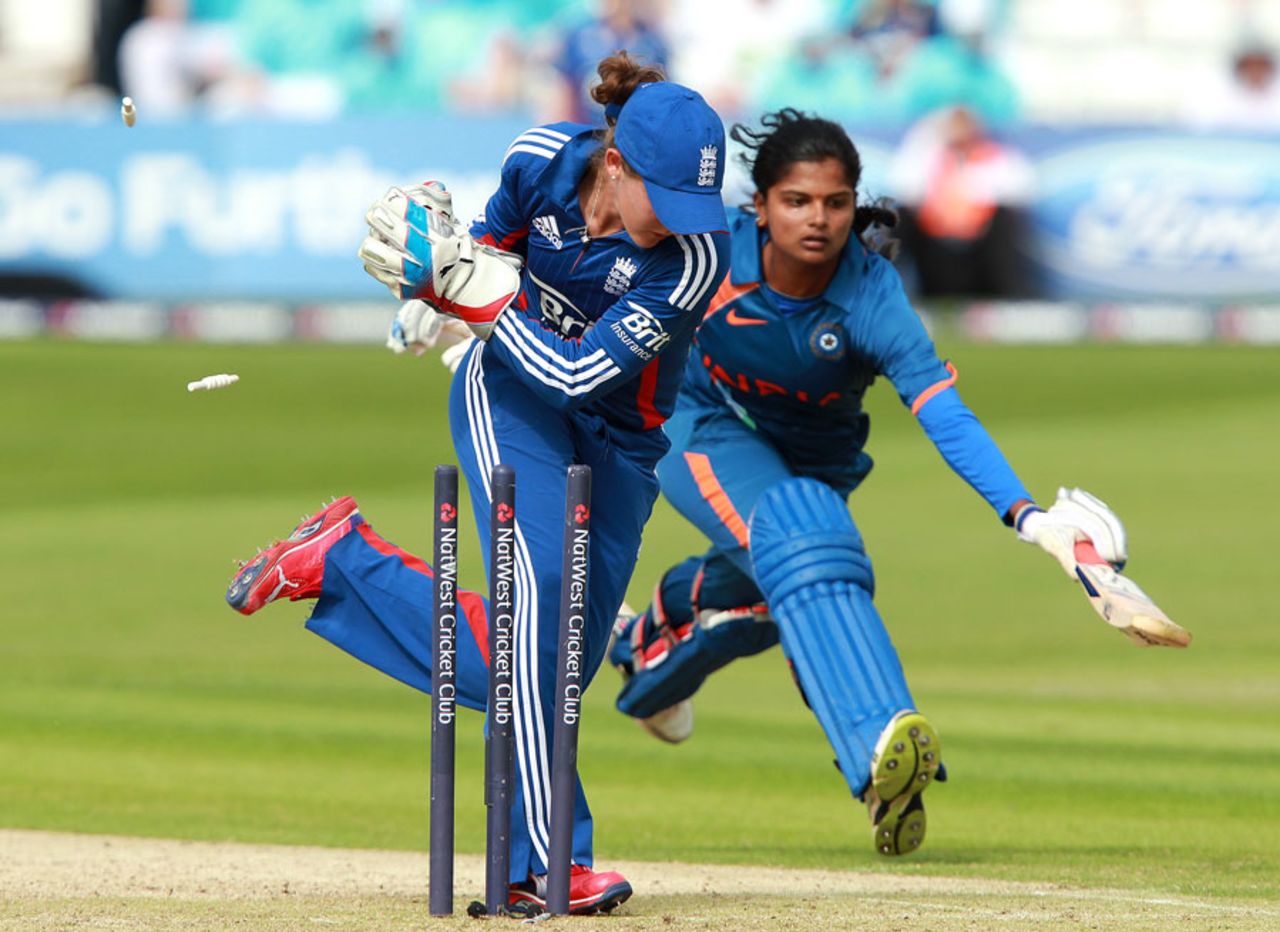 Sarah Taylor runs out N Niranjana, England Women v India Women, 2nd Twenty20, Chelmsford, June 28, 2012