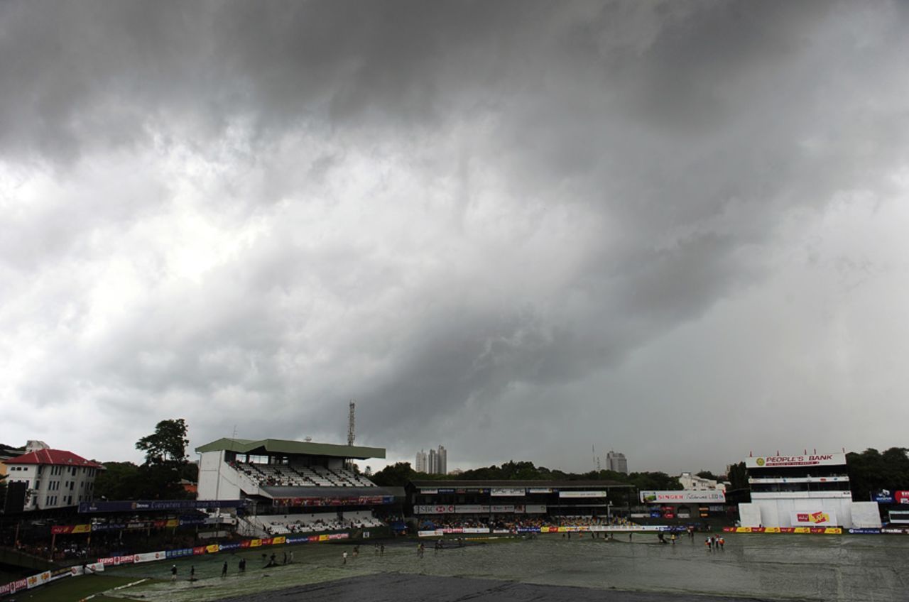 Overhead conditions caused interruptions on day four as well, Sri Lanka v Pakistan, 2nd Test, SSC, Colombo, 4th day, July 3, 2012