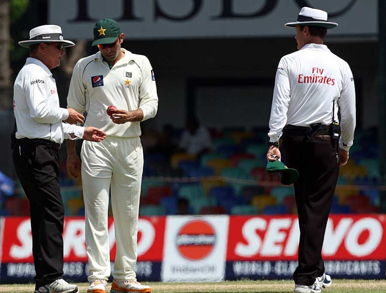 Misbah-ul-Haq has a word with umpire Ian Gould, Sri Lanka v Pakistan, 2nd Test, SSC, Colombo, 5th day, July 4, 2012