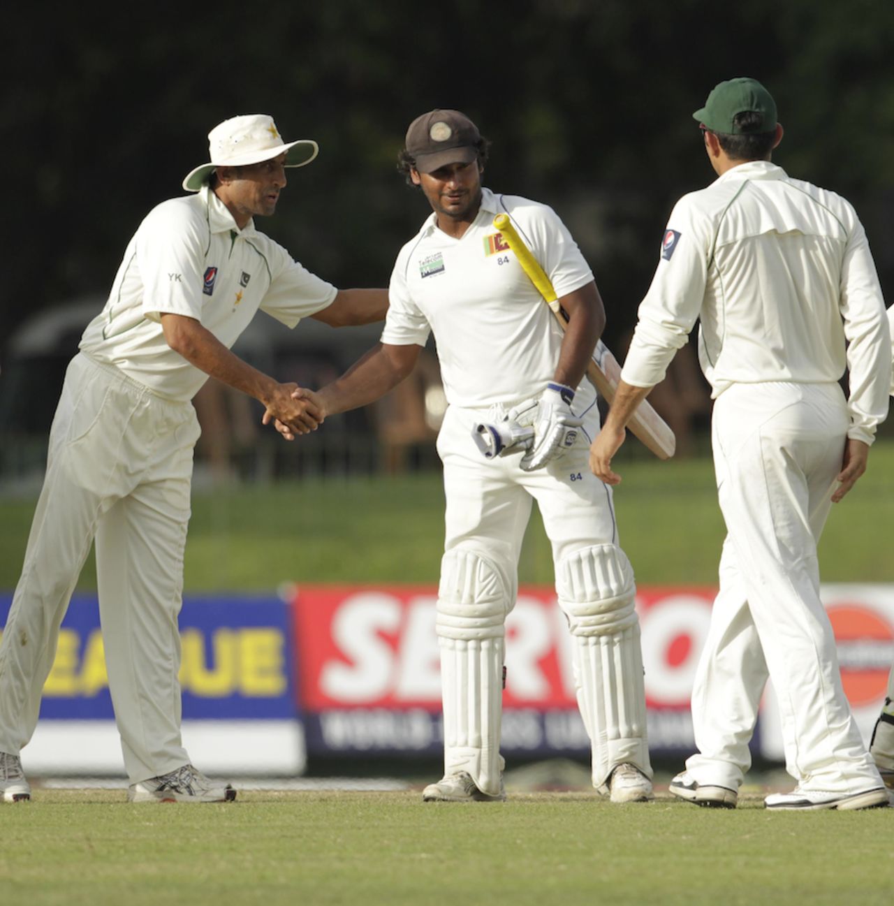Players shake hands as the second Test ends in a draw, Sri Lanka v Pakistan, 2nd Test, SSC, Colombo, 5th day, July 4, 2012