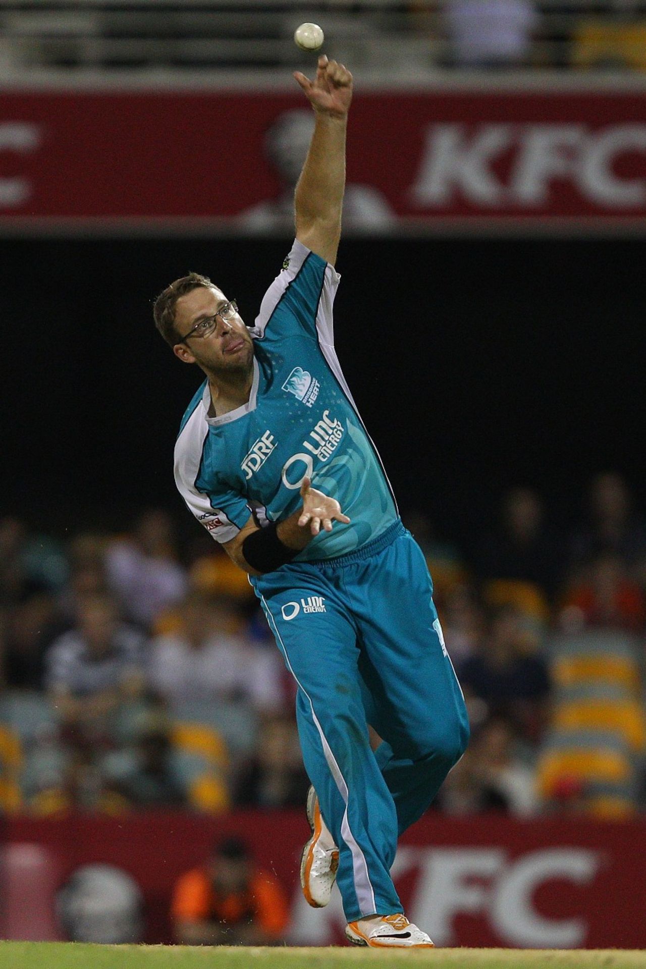 Daniel Vettori sends down a delivery, Brisbane Heat v Sydney Thunder, BBL, Brisbane, January 17, 2012