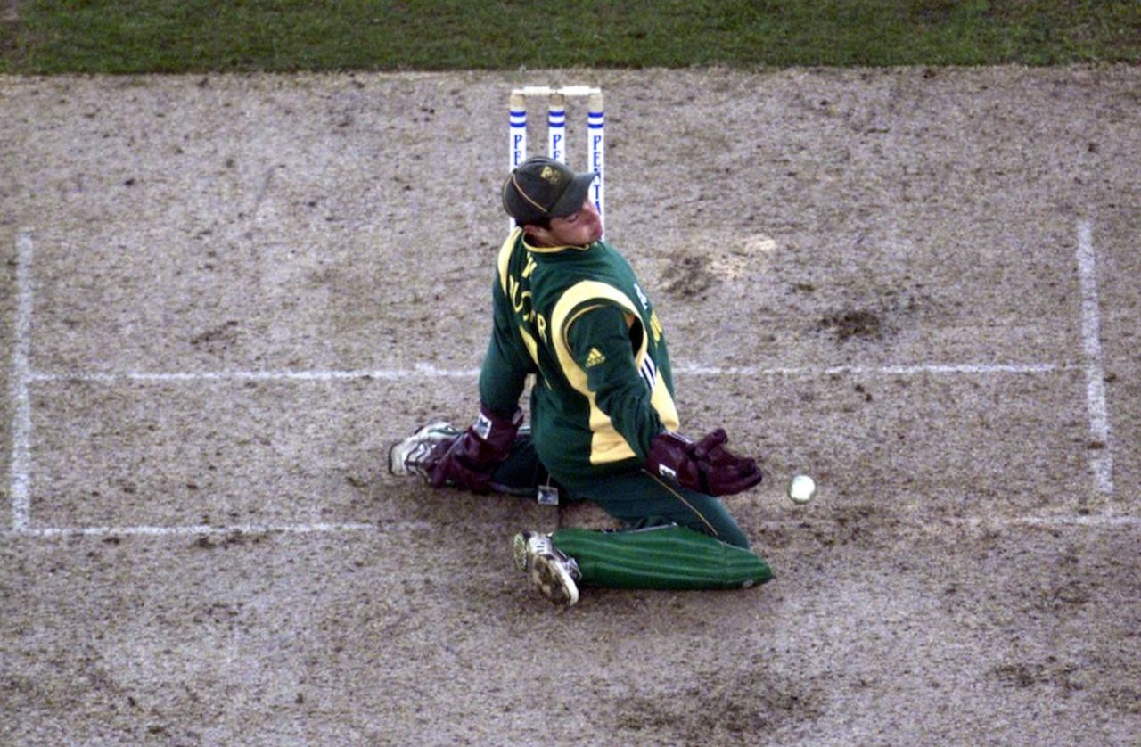 Mark Boucher in action at the Docklands stadium, Australia v South Africa, Melbourne, August 16, 2000