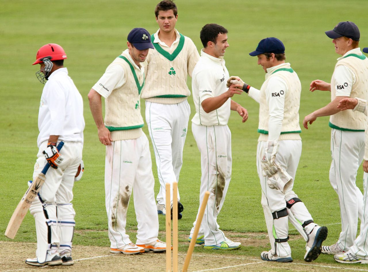 Ireland get together after a wicket, Ireland v Afghanistan, Intercontinental Cup, Dublin, 4th day, July 12