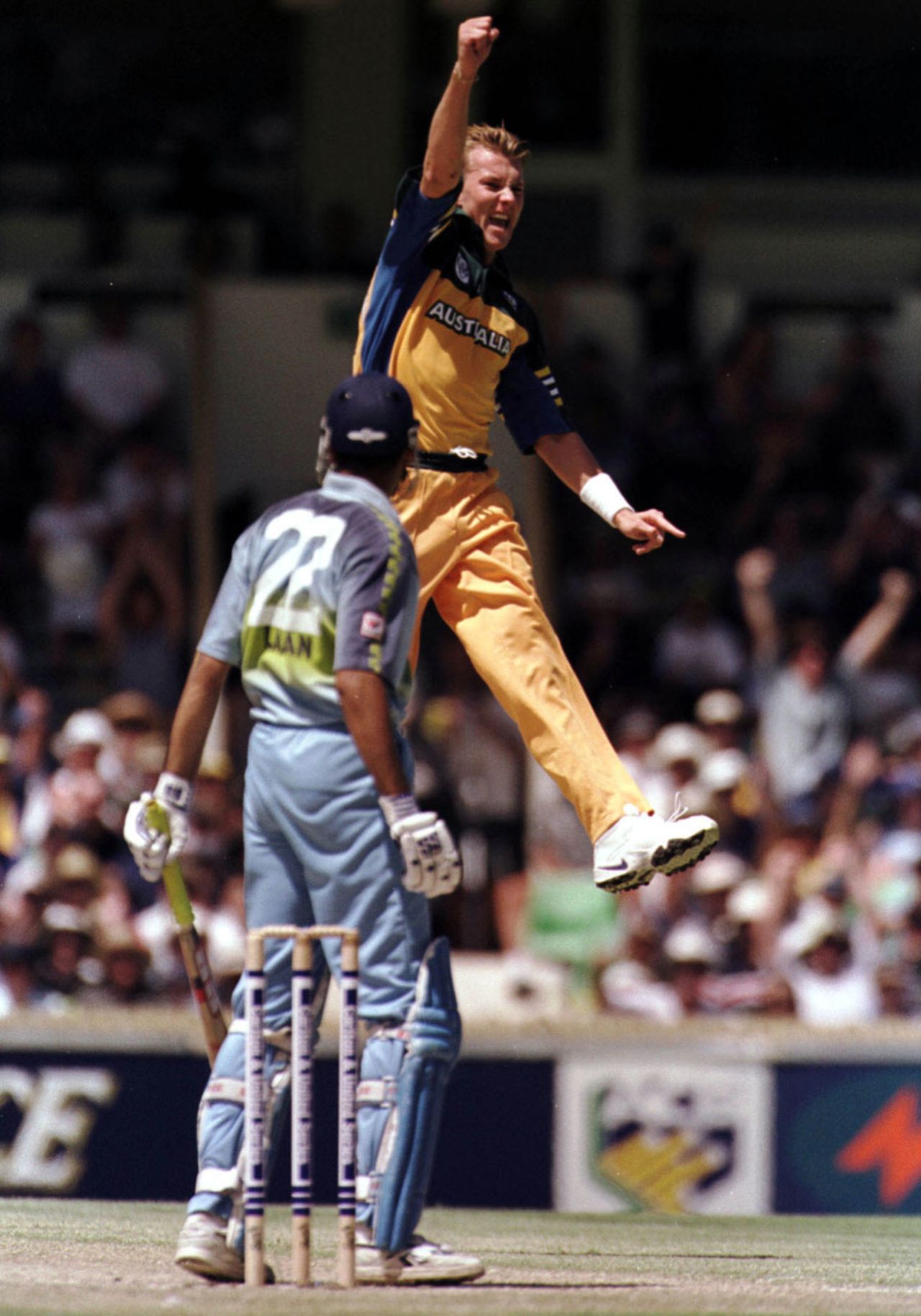 Brett Lee gets rid of VVS Laxman, Australia v India, Adelaide, January 26, 2000