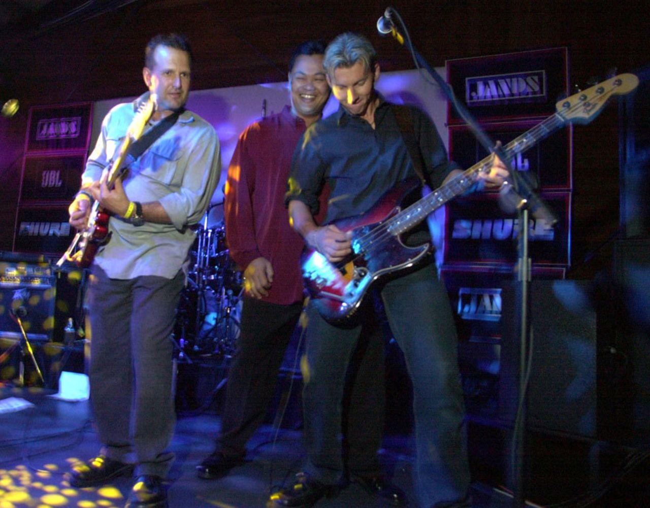 Brett Lee performs with Australian rock band The Nevilles, Sydney, September 15, 2000