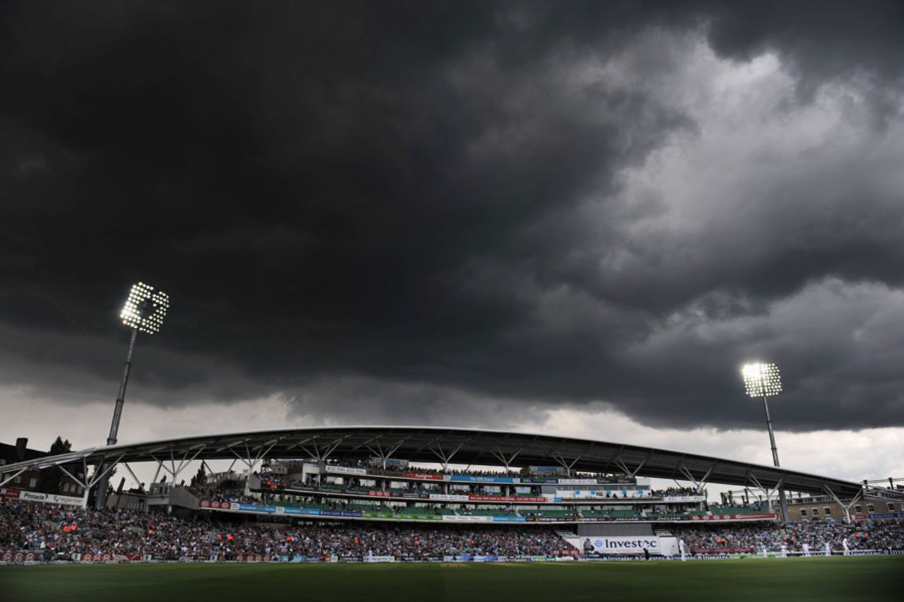 Heavy clouds descended over The Oval, England v South Africa, 1st Investec Test, The Oval,  2nd day, July 20, 2012